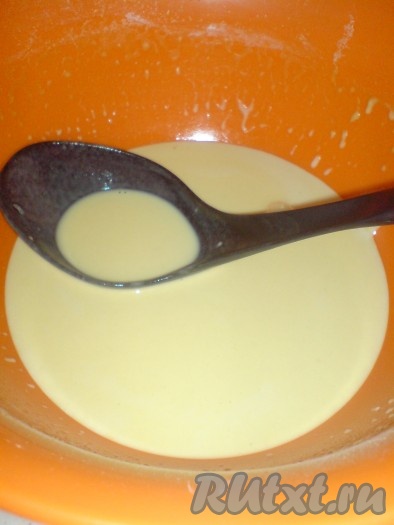 В глубокой миске взбиваем яйца с сахаром и солью.

Добавляем половину молока и минеральной воды. И начинаем добавлять понемногу муку. Все взбиваем, чтобы не было комочков, и можно вливать, взбивая, оставшееся молоко и минеральную воду. Добавляем растительное масло.