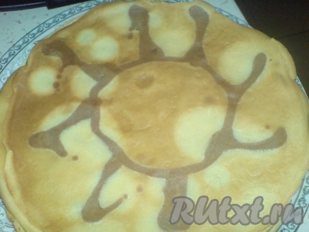 На разогретой сковородке быстренько рисуем рисунок и ждем пол минутки, чтобы тесто схватилось. Сверху наливаем обычное тесто и ставим на огонь сковородку. Поджариваем блин с двух сторон. Вот такие блины с рисунком у меня получились!