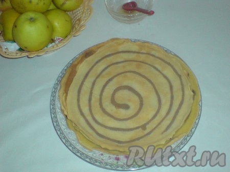 На разогретой сковородке быстренько рисуем рисунок и ждем пол минутки, чтобы тесто схватилось. Сверху наливаем обычное тесто и ставим на огонь сковородку. Поджариваем блин с двух сторон. Вот такие блины с рисунком у меня получились!