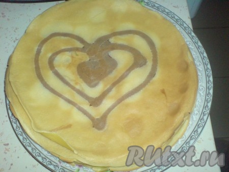 На разогретой сковородке быстренько рисуем рисунок и ждем пол минутки, чтобы тесто схватилось. Сверху наливаем обычное тесто и ставим на огонь сковородку. Поджариваем блин с двух сторон. Вот такие блины с рисунком у меня получились!