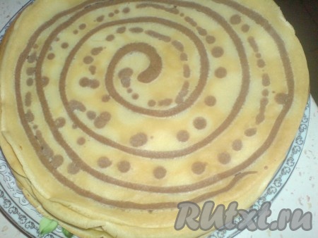 На разогретой сковородке быстренько рисуем рисунок и ждем пол минутки, чтобы тесто схватилось. Сверху наливаем обычное тесто и ставим на огонь сковородку. Поджариваем блин с двух сторон. Вот такие блины с рисунком у меня получились!