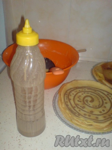 1/4 теста отливаем в отдельную мисочку. Добавляем просеянное какао и взбиваем, чтобы не было комочков. Тесто с какао выливаю в бутылочку с носиком.
