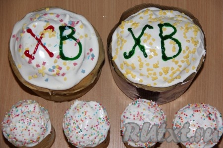 Покрыть куличи глазурью и украсить цветной кондитерской посыпкой. Глазурь можно использовать любую по желанию. Я использовала белковую глазурь: охлаждённые белки взбить с солью в пышную пену, затем постепенно, не останавливая взбивание, всыпать небольшими порциями сахар, взбивать примерно 4-5 минут до стойких пиков и полного растворения сахара. Сдобный кулич получается очень вкусным. Прекрасная выпечка для праздничного стола!