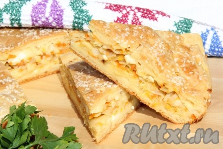 Аппетитный, вкусный заливной пирог с капустой и яйцом вынуть из духовки, слегка остудить в форме, затем достать из формы и нарезать на кусочки. Тесто, замешанное на майонезе и сметане, получается нежнейшим, оно прекрасно сочетается с капустной начинкой.