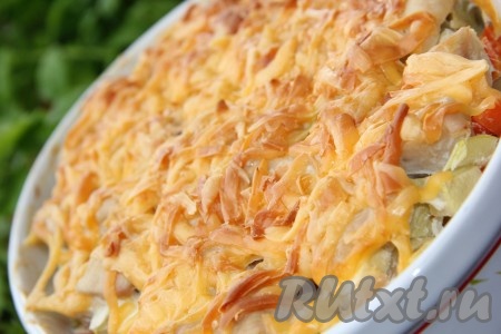 Куриное филе, запеченное с овощами