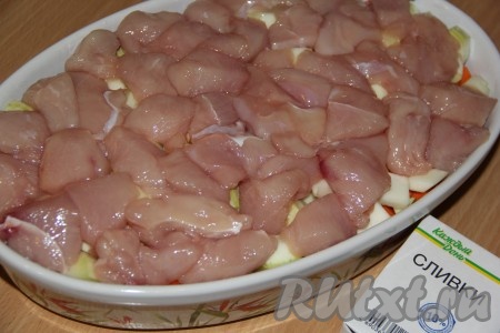 Куриное филе нарезать на небольшие кусочки и выложить поверх овощей. Посолить по вкусу. Добавить к мясу и овощам сливки. Я просто вылила сливки на мясо.
