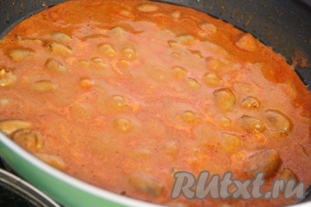 В отдельной ёмкости смешиваем томатную пасту, 200 миллилитров воды, соль, перемешиваем томатный соус. Если получившийся томатный соус кисловат, можно добавить немного сахара, перемешиваем. Вливаем получившийся соус в сковороду с куриными сердечками, доводим до кипения, накрываем крышкой и тушим на медленном огне минут 20.