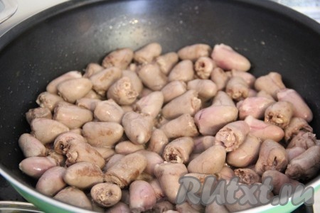 В сковороду с высокими бортиками наливаем растительное масло и ставим на огонь. Выкладываем куриные сердечки в сковородку и обжариваем в течение нескольких минут, иногда поеремешивая. Затем закрываем сковороду крышкой и тушим сердечки в собственном соку в течение 10-15 минут, периодически помешивая.