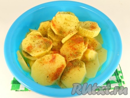 Картофель очистить, нарезать кружочками, посолить, посыпать специями, паприкой и хорошо перемешать.