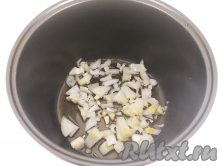 Лук очистить и нарезать на средние кусочки. Шампиньоны промыть водой, убирая с них грязь. В чашу мультиварки влить растительное масло, выложить лук и выставить программу "Жарка" на 15 минут.