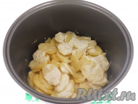 Выставить режим "Выпечка" или "Плов" на 45 минут. После окончания программы готовый картофель с грибами оставить под закрытой крышкой в мультиварке на 10 минут.