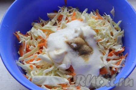 В миску с салатом добавить майонез, сметану, лимонный сок, сахар и горчицу, тщательно перемешать и подать к столу сочный, хрустящий, кисло-сладкий салат.