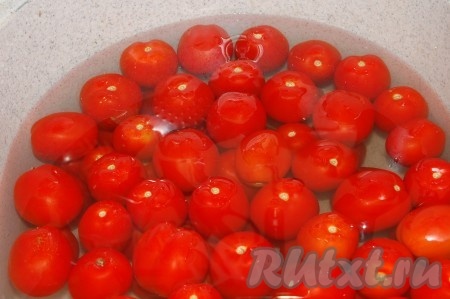 Приготовим помидоры. Тщательно вымоем их под водой.