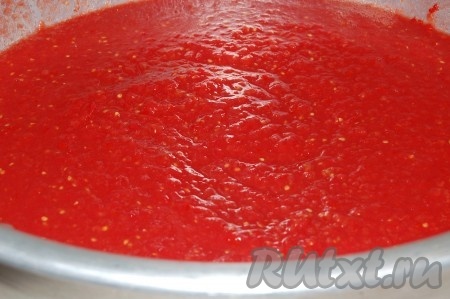 Пропустим помидоры через мясорубку, чтобы получилось томатное пюре.