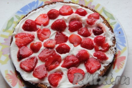 Каждый корж промазываем кремом и перекладываем ягодами.
