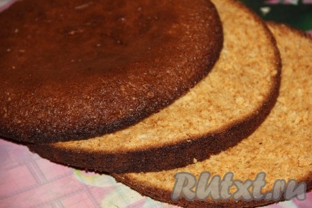 Выливаем тесто в форму диаметром 24 сантиметра. Я форму не застилаю, но при желании форму можно выложить пекарской бумагой. Выпекаем корж 30-40 минут в разогретой духовке при температуре 180 градусов. Готовый и остывший бисквит разрезаем на 3 коржа. При желании каждый корж можно пропитать, например, сиропом или соком от ягод.
