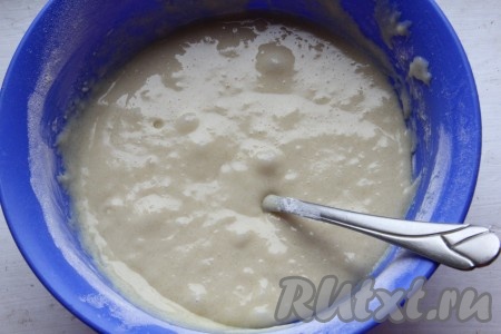 Добавляя постепенно муку, замешиваем тесто. В самом конце добавляем гашеную соду и перемешиваем.
