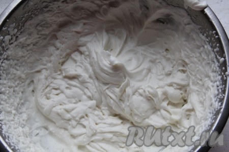 Сметану взбиваем с сахарной пудрой.
