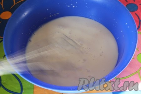 В глубокую миску влить 100 миллилитров тёплого молоко (температура молока должна быть 38-40 градусов), всыпать сухие дрожжи, перемешать и оставить минут на 10 (за это время дрожжи начнут работать и поверхность молочно-дрожжевой смеси начнёт пениться).