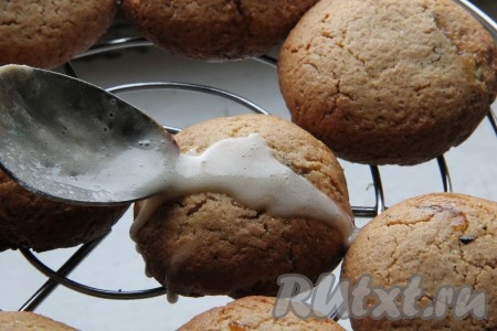 Выпекать медовые заварные пряники в разогретой духовке 30-40 минут при температуре 200 градусов. Готовые пряники переложить с противня на решётку и оставить остывать. Когда пряники остынут, займёмся глазурью, для этого в небольшую ёмкость нужно всыпать сахарную пудру, добавлять к ней по 1 столовой ложке кипячёной воды комнатной температуры, каждый раз тщательно перемешивая. Добавляя постепенно воду, ориентируйтесь на консистенцию глазури, которую вы хотите получить. Остывшие пряники полить глазурью.