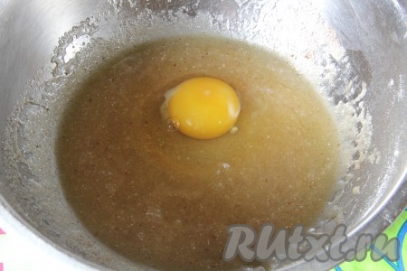 В кастрюльке, иногда помешивая, довести до кипения воду, сахар и мёд, снять с огня. Остудить массу до температуры 80 градусов. Теперь добавить половину муки, растопленное не горячее сливочное&nbsp;масло, яйцо, пряности, соду и хорошо перемешать.
