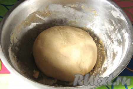 Всыпать частями оставшуюся муку и замесить эластичное, мягкое, не липнущее к рукам тесто.