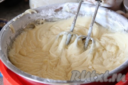 В глубокую миску всыпаем муку, соду, сахар и соль, перемешиваем до однородности. Затем вбиваем сырые яйца, вливаем растопленное не горячее сливочное масло и йогурт (если йогурт сладкий, тогда в тесто можно добавить чуть меньше сахара, я использовала питьевой йогурт без сахара). Сначала перемешиваем тесто столовой ложкой, потом вливаем столовый уксус и миксером (или блендером) взбиваем 2-3 минуты.