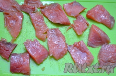 Красную рыбу нарезать на тонкие ломтики, равные по размеру кусочкам хлеба.