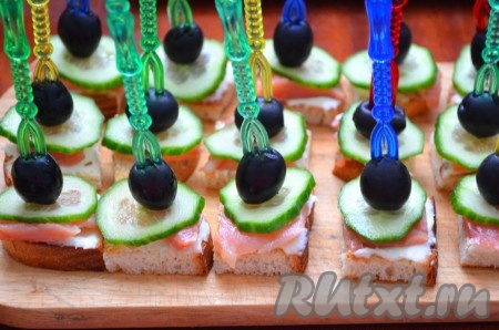 Далее положить маслинку и вставить шпажку.
