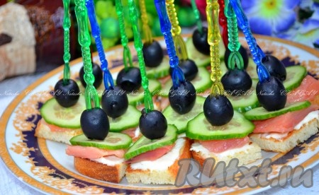 Выложить аппетитные, вкусные канапе с красной рыбой, творожным сыром и огурцом на блюдо и можно подавать к столу. Рекомендую приготовить!