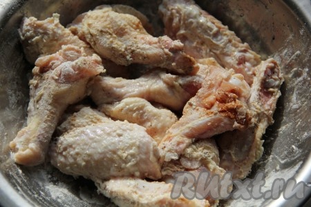 Смешать крахмал, паприку (или другие любимые специи) и соль. Добавить в эту смесь крылья и перемешать.