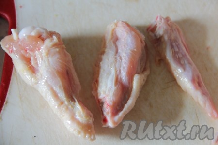 Крылышки помыть и обсушить. Крылья разрезать на три части: 2 крупные части каждого крыла мы будем запекать, а отрезанный "хвостик" практически не содержит мяса, поэтому его можно использовать для приготовления бульона или выкинуть.