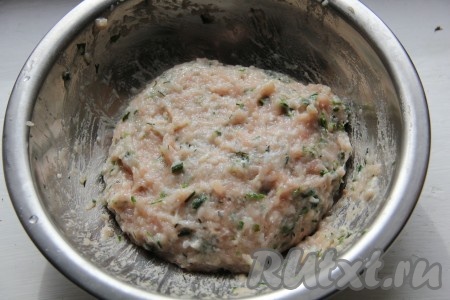 Для приготовления фрикаделек куриное мясо пропустить через мясорубку вместе со второй луковицей, добавить мелко нарезанную зелень, поперчить и посолить по вкусу. Тщательно перемешать фарш и скатать руками небольшие шарики - фрикадельки.