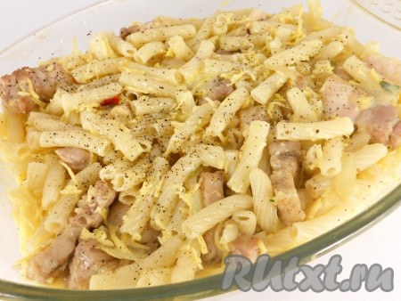 Макароны с сыром перемешать, залить сливочно-яичной смесью, сверху поперчить немного.