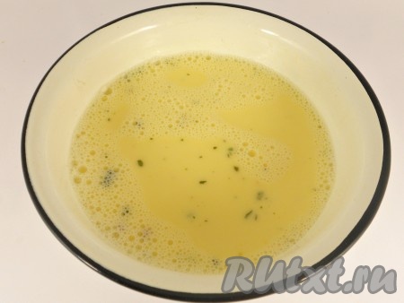 Яйца куриные взбить венчиком со сливками, посолить по вкусу, влить охлажденный бульон, перемешать.