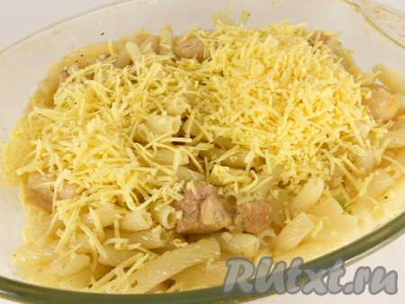 Добавить к макаронам натертый на крупной терке твердый сыр.