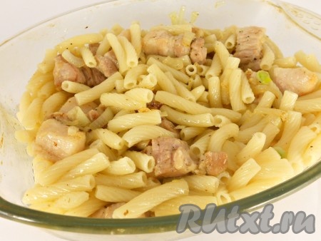 Макароны отварить в подсоленной воде до полуготовности (3-6 минут, в зависимости от качества макаронов). Промыть проточной водой и выложить в форму для запекания. Добавить к макаронам обжаренное мясо с луком, перемешать.