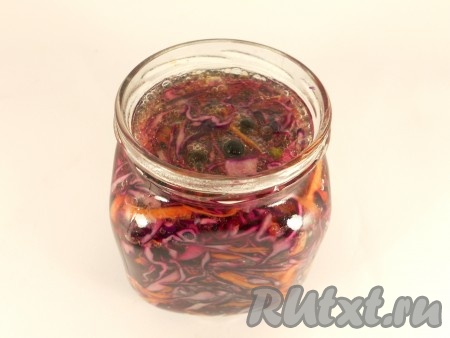 Маринаду дать немного остыть и залить им капусту, убрав лавровый лист.