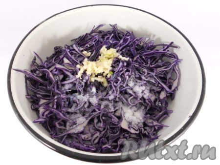 Капусту нашинковать, всыпать соль, чуть помять руками. Добавить чеснок, пропущенный через пресс, и перемешать.