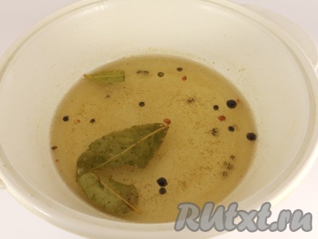 Для приготовления маринада в воду добавить подсолнечное масло, сахар, лавровый лист, перец и кориандр. Довести до кипения, помешивая. Кипятить 3 минуты. В конце влить уксус и выключить газ.
