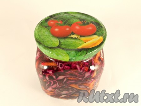 Накрыть банку крышкой и оставить капусту при комнатной температуре до полного остывания.