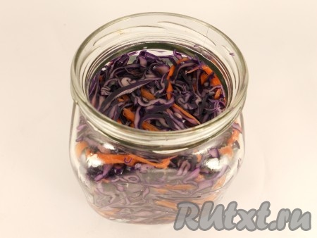 Морковь натереть на терке для корейской моркови или крупной терке, добавить к капусте, перемешать. Наполнить капустой 0,5-литровую баночку, утрамбовать.