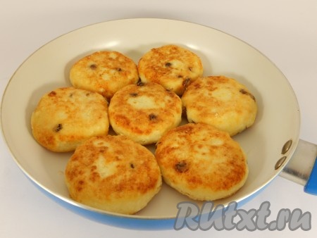 Жарить сырники с кокосовой стружкой и манкой на разогретой с растительным маслом сковороде на среднем огне до румяной корочки с двух сторон (примерно по 2-3 минуты с каждой стороны).