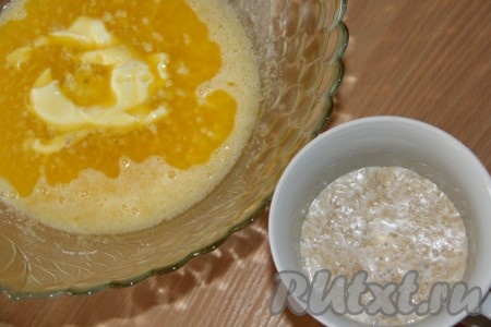 Масло растопить и слегка остудить. Влить в яичную смесь растопленное масло, подошедшие дрожжи, добавить соль. Всё хорошо перемешать.