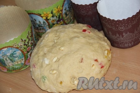 Ещё раз хорошо вымесить тесто, чтобы цукаты и орехи равномерно распределились в тесте.
