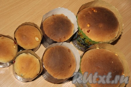 Тесто увеличится в объёме в 2-3 раза. Поставить куличи в разогретую духовку и выпекать при 180 градусах примерно 35-45 минут, ориентируйтесь по своей духовке и объёму ваших форм. Готовность проверить сухой лучинкой. Готовые куличи хорошо остудить.