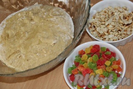 Тесто вымешивать, примерно, 15-20 минут. Я выкладываю тесто на стол и интенсивно его вымешиваю. Тесто получится гладкое, эластичное, не липнущее к рукам. В конце замеса добавить цукаты, орехи или изюм. Я предварительно обжарила арахис на сухой сковороде.
