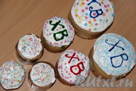 Украсить куличи глазурью или посыпать сахарной пудрой. Я покрыла куличи белковой глазурью. Для её приготовления аккуратно отделить желтки от белков так, чтобы не смешать белок и желток. Сахарную пудру просеять через сито. Выдавить лимонный сок и добавить к белкам. Взбить белки миксером в пышную пену, затем постепенно всыпать сахарную пудру, продолжая взбивать белки до образования стойких пиков. Нанести глазурь на куличи, украсить цветной посыпкой.