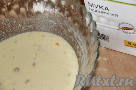 Затем небольшими порциями всыпать просеянную муку. Замесить мягкое тесто.