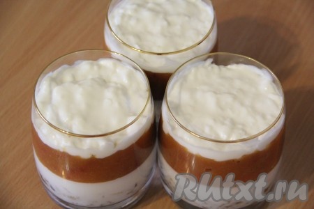 Поверх фруктового пюре выложить оставшуюся часть сметанного желе. Поставить десерт в холодильник на 1 час.